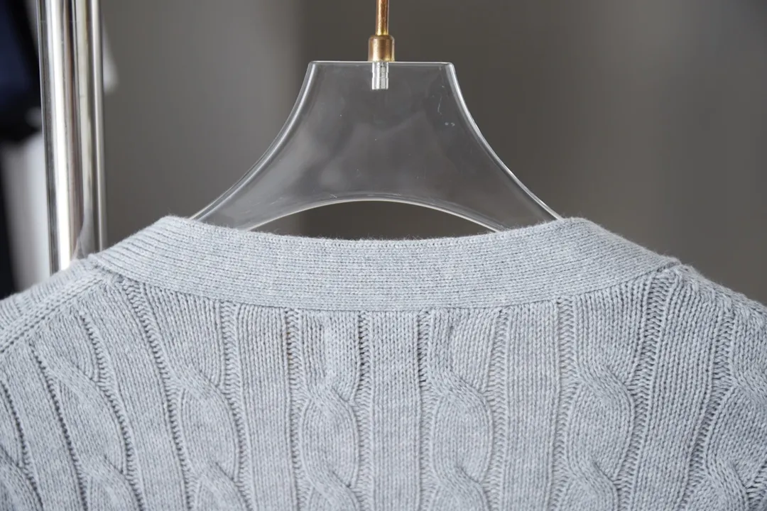 P250 POLO Paul Ralph Lauren 25FW new autumn and winter style classic war horse embroidered twist sweater, light luxury, a must-have item for daily commuting for men and women. Correct version. Welcome to compare. Detailed features · Made of 35% wool content yarn, 35% cashmere 30% synthetic fiber · Used German imported machine twist knitted cardigan · Open mold customization brand logo resin buttons · Imported Tajima machine embroidered classic war horse · Thread design on collar, cuffs and hem, windproof and comfortable · Original main mark, washed tag, moisture-proof paper packaging Color: black/khaki/grey Size: S M L XL